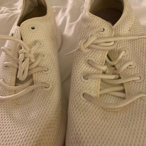 Woman’s tennis shoes sizes 11